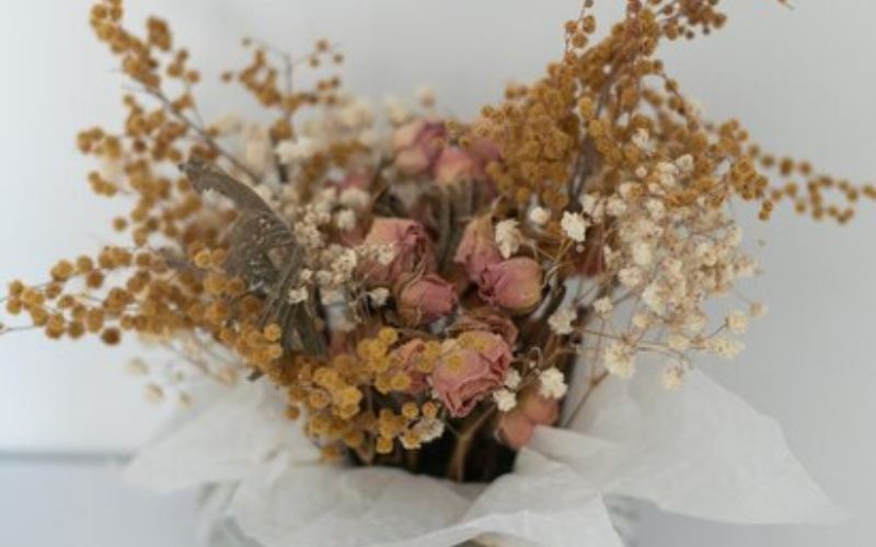 Dried flowers vase arrangement
